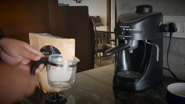 Making a cappuccino using Morphy Richard's Espresso/Cappuccino Maker смотреть онлайн