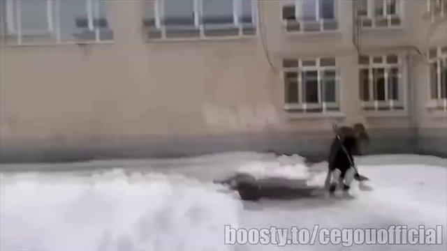 Грифер чистит снег лопатой чтобы его не отчислили из школы