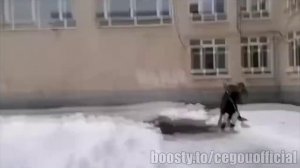 Грифер чистит снег лопатой чтобы его не отчислили из школы