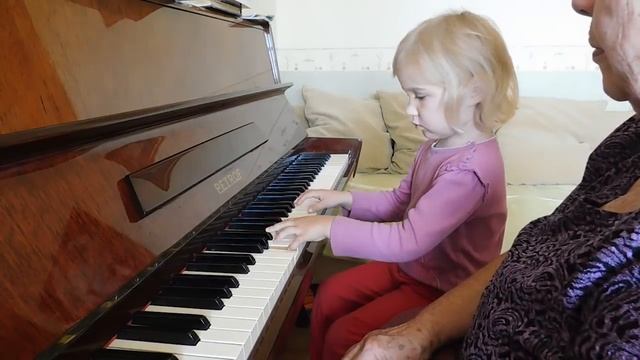 Ярослава Лемешкина, 3 года. Трезвучия и арпеджио (открытый урок) смотреть онлайн