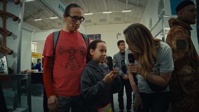 Людей заставляют покупать ножи на выставке Клинок смотреть онлайн