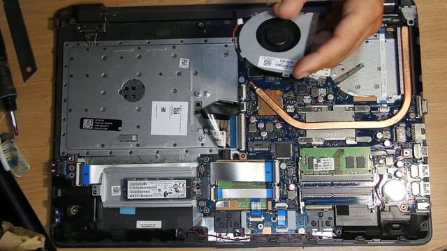 Ноутбук HP 250G6. Серия 3. Замена вентилятора системы охлаждения. смотреть онлайн