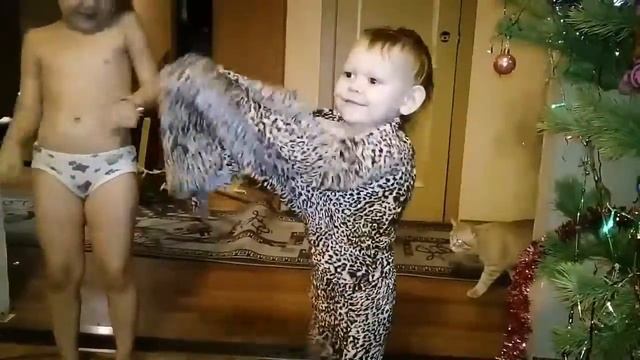 Женя одел мамины штанишки смешное видео. Канал Ксюша смотреть онлайн