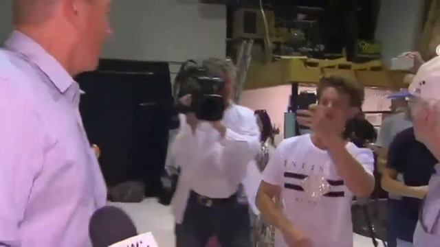 Senator gets egged смотреть онлайн