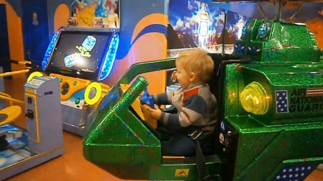 Этот маленький пилот знает как управлять вертолетом. Young pilot смотреть онлайн