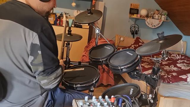 Survivor-Eye of the tiger (drum cover)Alesis command mesh kit. смотреть онлайн