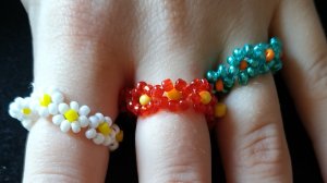 Колечко с ромашками из бисера