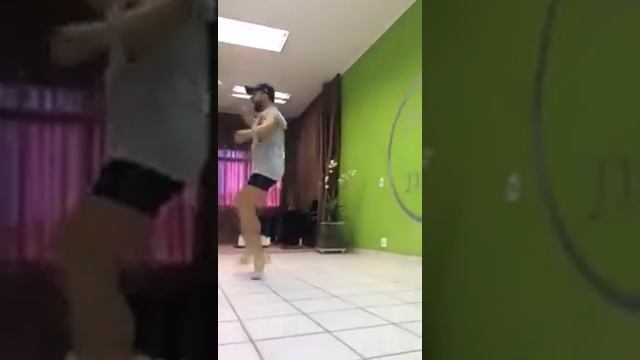 Прикольный мужик на каблуках!Смотрите до конца!Не пожалеете!!! смотреть онлайн