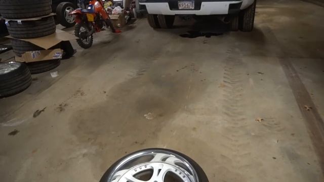 NEW WHEELS FOR THE LEXUS LS400! смотреть онлайн