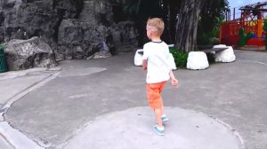 Влад и Никита вместе с мамой играют в парке развлечений