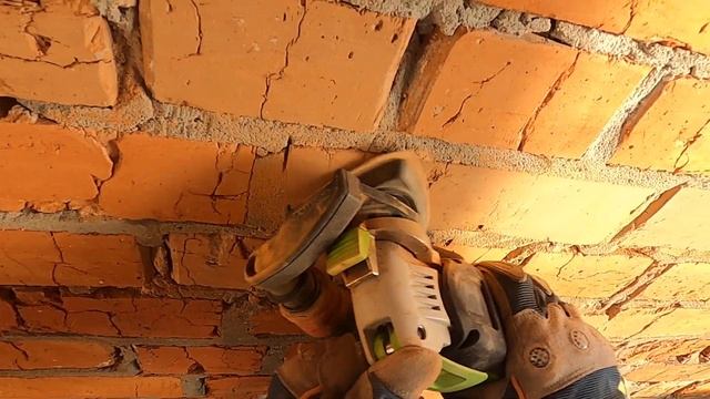 Шлифпластина Bosch AVZ 93 G с микролипучкой на Festool OSC 18 Li и кирпичная кладка (2)