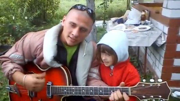 А он всё также на корточках....