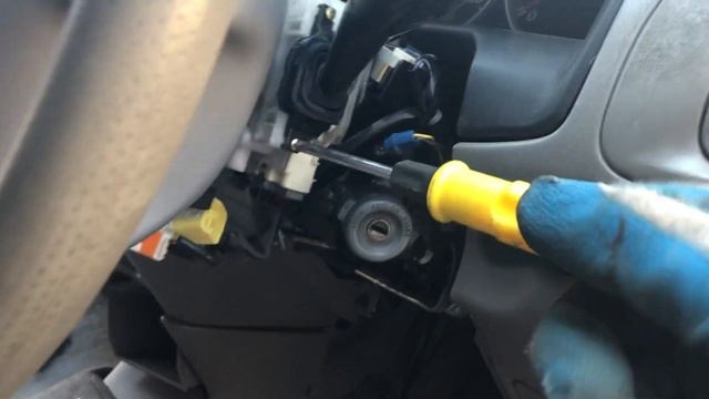 Как снять подрулевые переключатели на автомобиле Mazda Premacy смотреть онлайн