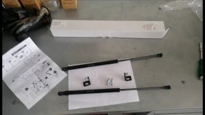 Skoda Rapid установка газовых упоров капота.