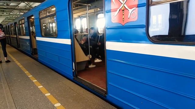 До станции Невский проспект! Метро-поезд 81-540.7/541.7 "Муравей" на станции метро Купчино смотреть онлайн