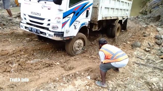 Mitsubishi Canter Truck 4WD On Muddy Roads and Climb Slippery Hills смотреть онлайн