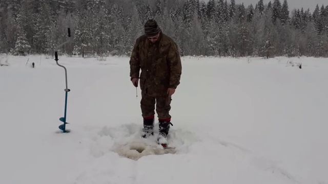 ВЕЗДЕХОД ЗИС-5. НА РЫБАЛКУ. Часть 2. Поймал ОКУНЯ!!! смотреть онлайн