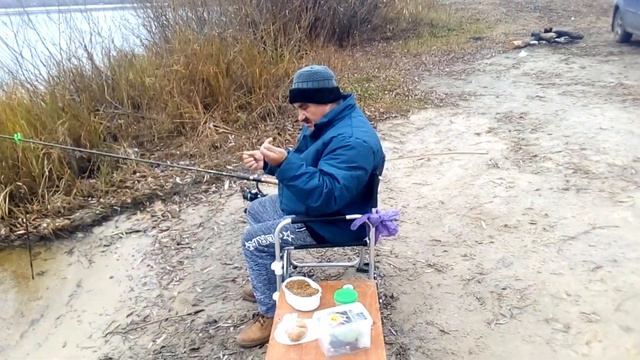 Клюет, наверное , мелочь . Поклёвки сильные , но подсечь не могу смотреть онлайн