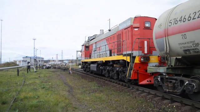 Тепловоз ТЭМ18ДМ-602 с цистернами на ст. Екатеринбург-Сорт смотреть онлайн