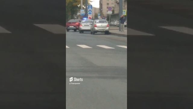 Полицейские задержали мужчину с тележкой и сумками на автобусной остановке #Shorts #полиция #police смотреть онлайн