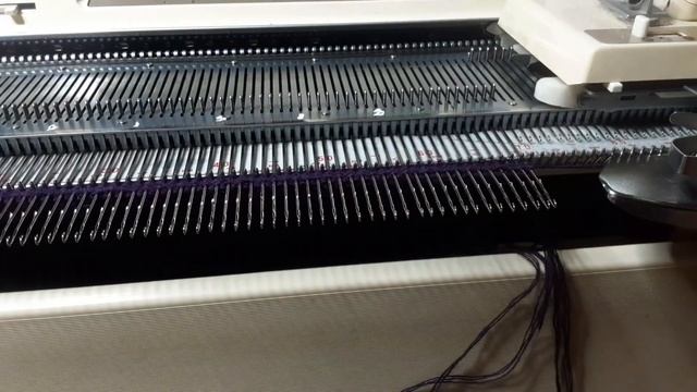 Вяжем женскую шапку , на любой однофантурной машине . смотреть онлайн