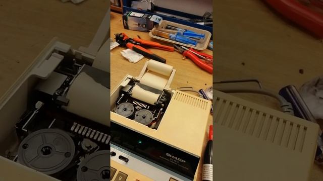 Как работает принтер на печатающем калькуляторе SHARP смотреть онлайн