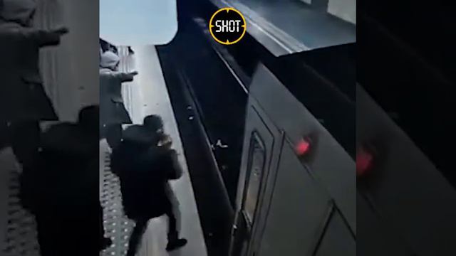 В брюссельском метро безумец столкнул женщину прямо под колёса идущего поезда смотреть онлайн