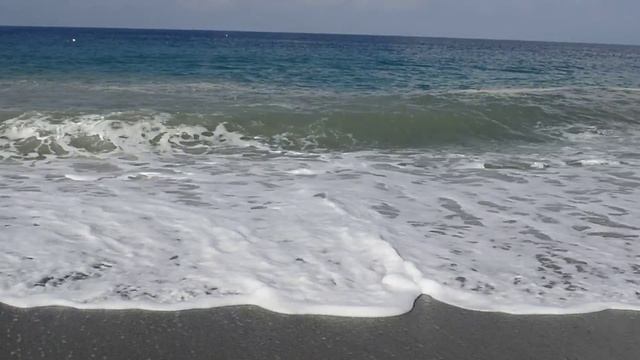 Волны на Средиземном море Турции, Анталия. смотреть онлайн