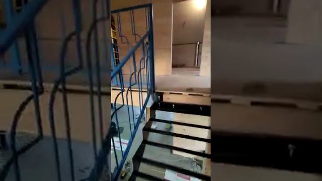 Каркас лестницы с металлическими ограждениями в деревянном доме смотреть онлайн