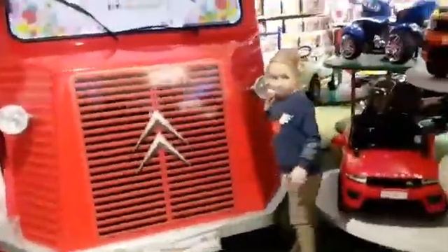 Маленькие звезды. Видео из центрального детского магазина на Лубянке смотреть онлайн