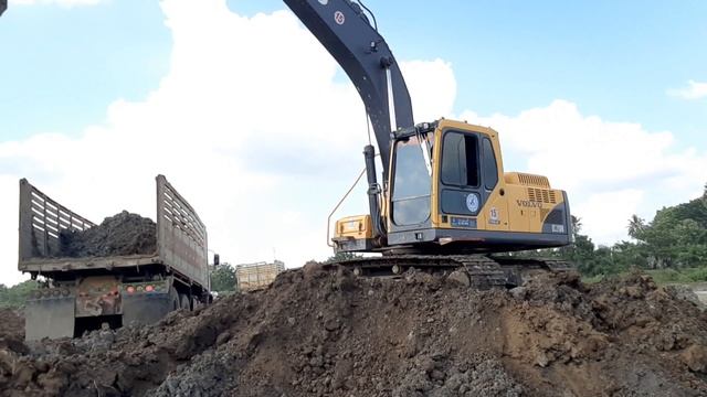 แรงทั้งทีม กำนันทู่ หนุ่มขับ VOLVO EC210B เร็วจัดจ้านจริงๆ excavator and truck EP.5666 смотреть онлайн