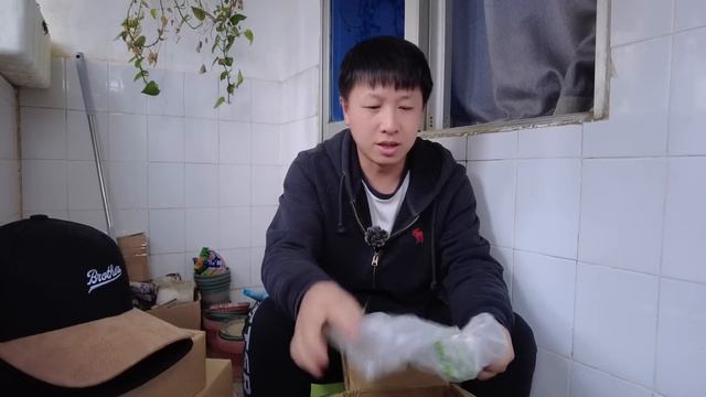 開箱台灣林先生給我們郵寄的包裹，除了好吃的鳳梨酥，看看還有什麼？A package from Taiwan to Nanning【我是杰少】 смотреть онлайн