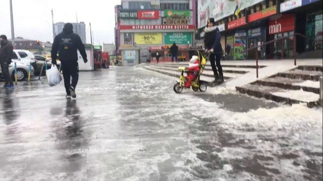 Гололед в Киеве и езда на коляске. смотреть онлайн