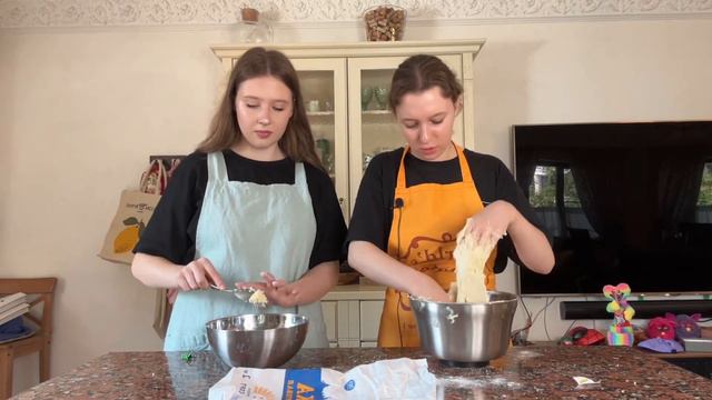 COOKING: ДОМАШНИЙ ХАЧАПУРИ😻🧀/ГАЛЕ СТАЛО ПЛОХО ОТ СЫРОГО ТЕСТА??!🙀 смотреть онлайн