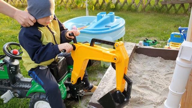 Дитячий трактор відео огляд // Гуляємо на вулиці у піску // Дитячий трактор Falk NR 2040 смотреть онлайн