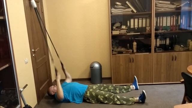 Как накачать руки и спину. Лежа, тяга эспандера к груди. смотреть онлайн