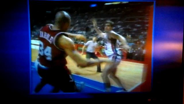 Charles Barkley vs Bill Laimbeer смотреть онлайн