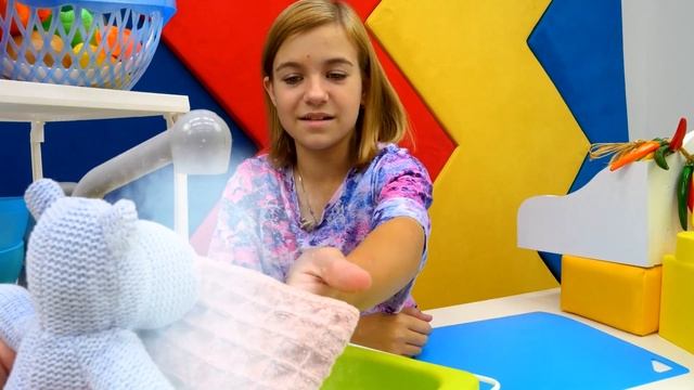Видео про мягкие игрушки для детей - животные помогают на игрушечной кухне! Учим овощи и готовим су смотреть онлайн