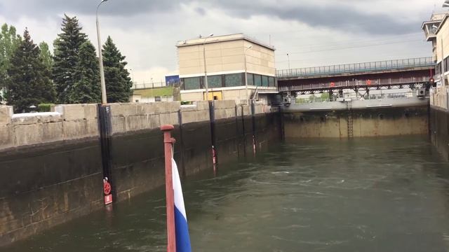 Волгоградское водохранилище. Волжская ГЭС. Проход шлюза смотреть онлайн