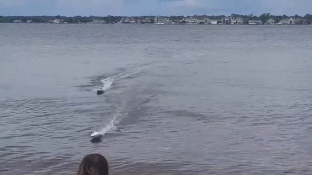 Traxxas Blast Vs React Proboat...size does not matter on the sea смотреть онлайн