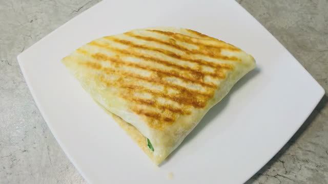 Шаурма из круглого лаваша: необычная подача. Быстро, вкусно, сытно. Начинку можно брать любую