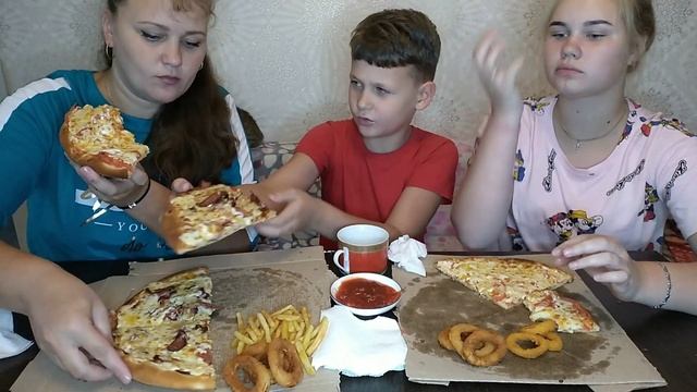 Мукбанг Пицца /Кушаем пиццу, кольца лука и кальмара/Как Мария съездила на Чусовую смотреть онлайн