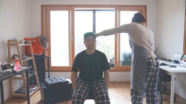 [Privet kaTalk] Hair cut at home / 집에서 이발 하기 / Стрижка на дому (자막 선택 / Выбор субтитров) [제주국제부부] смотреть онлайн