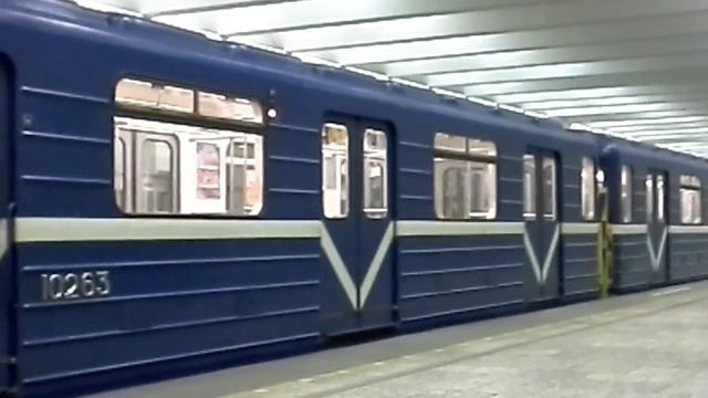 Электропоезд уезжает с Рыбацкого смотреть онлайн