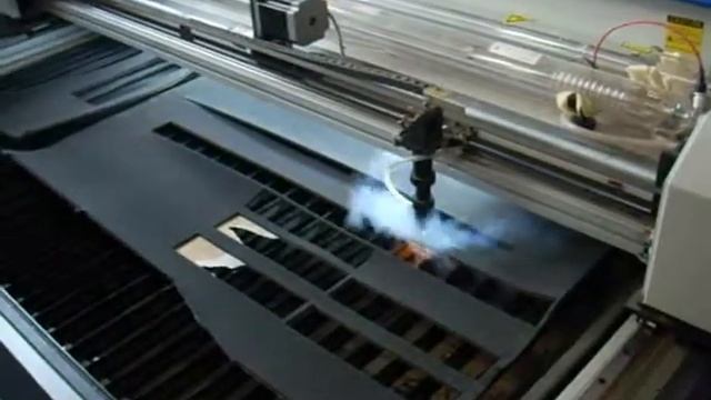 Скоростной раскрой самоклейки из вспененного материалапаралона смотреть онлайн