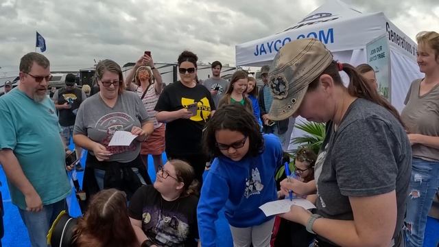 My Huskies Met the Budweiser Clydesdales! смотреть онлайн