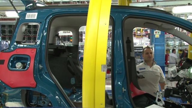 PSA e Fiat Chrysler vão criar 4ª maior montadora do mundo | AFP смотреть онлайн