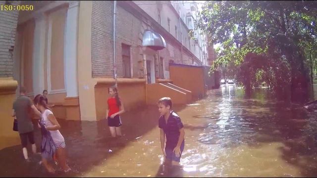 Потоп в Минске 13 июля 2016. Мальчик плавает в луже. смотреть онлайн