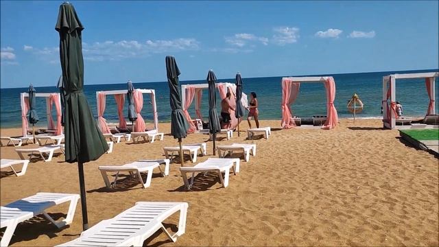 Крым. Пляжи на "Золотых песках" вдоль побережья Феодосии. смотреть онлайн