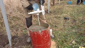 Ставим забор Замес бетона миксером.